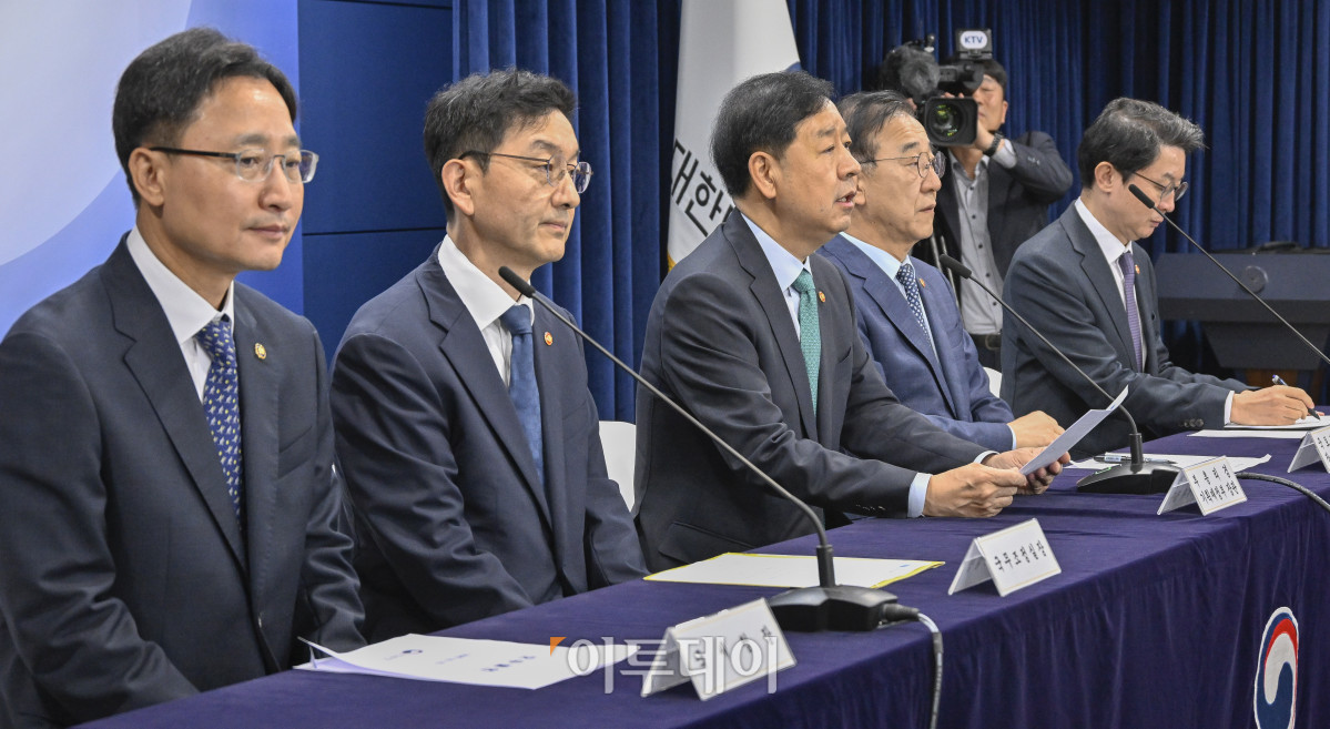 ▲구윤철 경제부총리 겸 기획재정부 장관이 15일 서울 종로구 정부서울청사에서 주택시장 안정화 대책 관계부처 합동 브리핑을 하고 있다. 조현호 기자 hyunho@