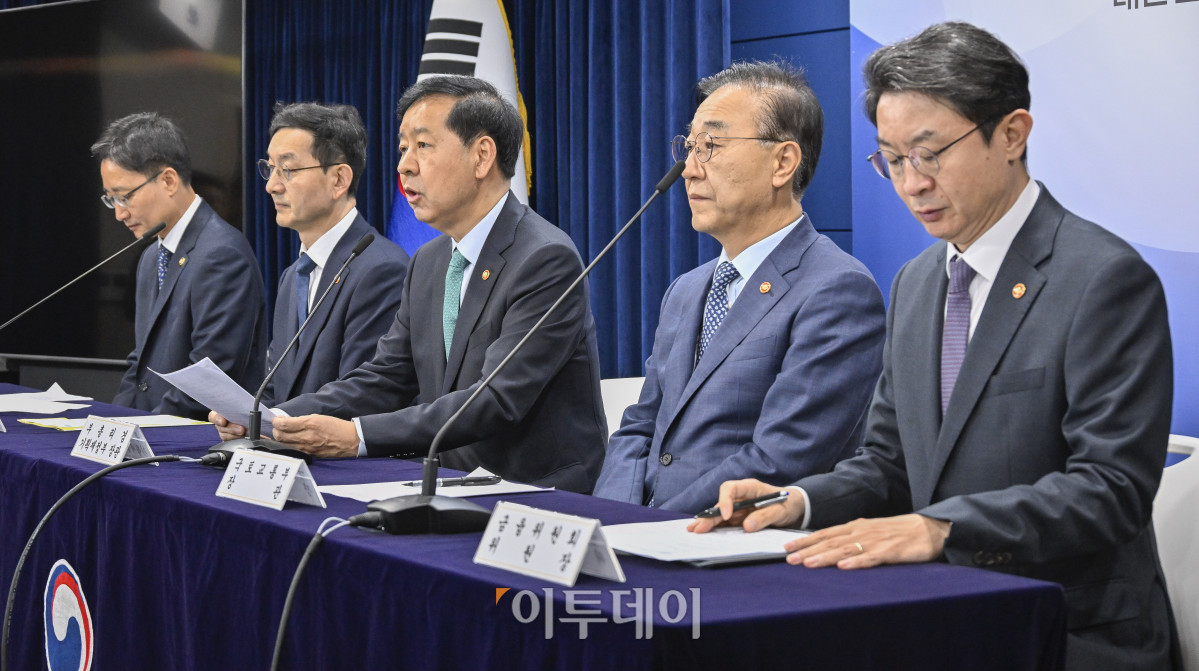 ▲구윤철 경제부총리 겸 기획재정부 장관이 15일 서울 종로구 정부서울청사에서 주택시장 안정화 대책 관계부처 합동 브리핑을 하고 있다. 조현호 기자 hyunho@