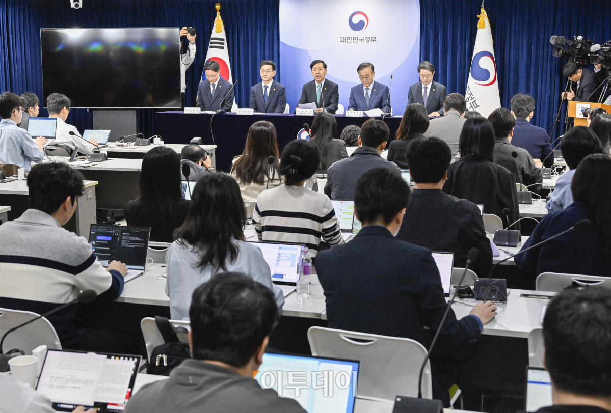 ▲구윤철 경제부총리 겸 기획재정부 장관이 15일 서울 종로구 정부서울청사에서 주택시장 안정화 대책 관계부처 합동 브리핑을 하고 있다. 조현호 기자 hyunho@