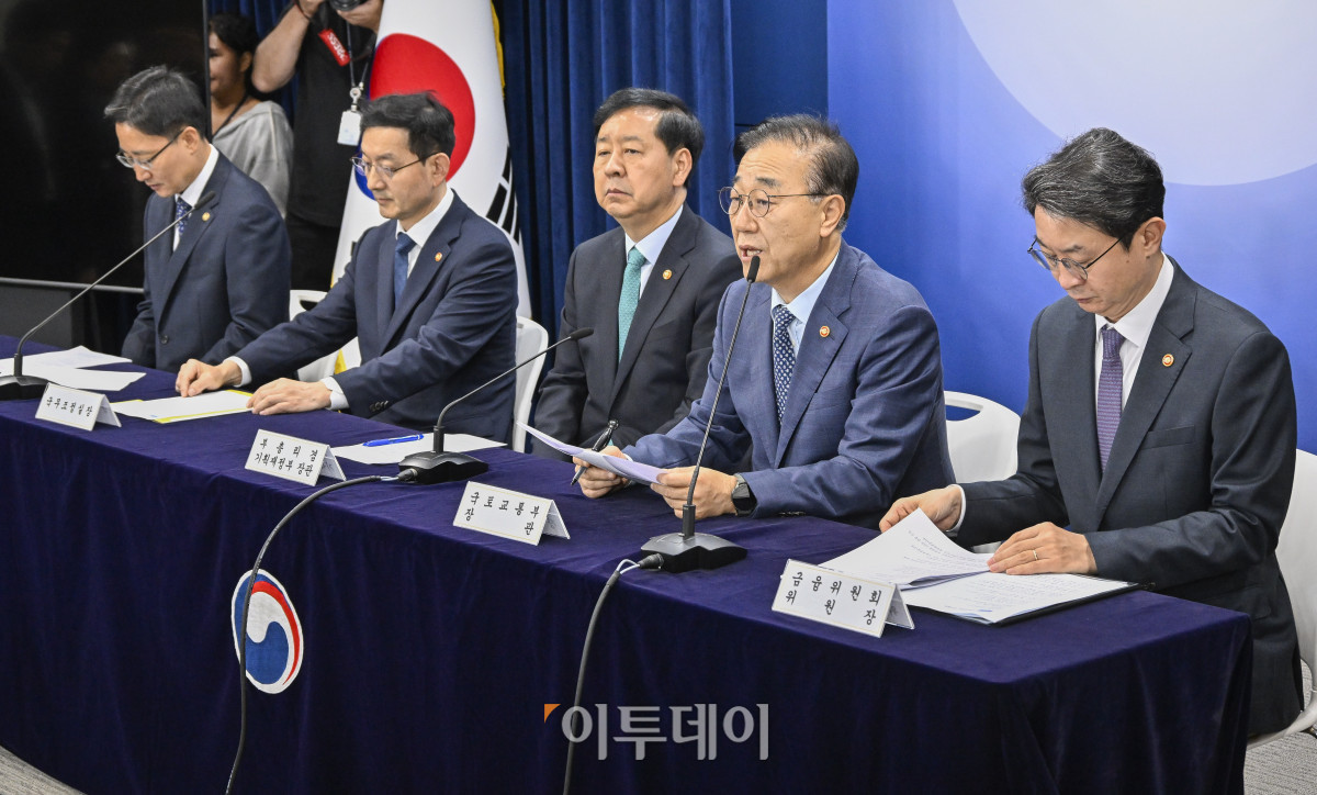 ▲김윤덕 국토교통부 장관이 15일 서울 종로구 정부서울청사에서 주택시장 안정화 대책 관계부처 합동 브리핑을 하고 있다. 조현호 기자 hyunho@