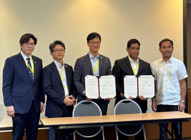▲TYM은 2일 필리핀 마닐라 월드트레이드센터에서 필리핀 농업기계화센터(PHilMech)와 현지 부품·서비스 대응력 강화를 위한 업무협약(MOU)을 체결했다. (왼쪽부터 김보석 핏코리아 대표, 장한기 TYM 중앙기술연구소장, 김호겸 TYM 글로벌사업본부장, 디오니시오 G. 알빈디아 PHilMech 청장, 바르톨로메 PHilMech 수석 과학 연구원) (사진제공=TYM)