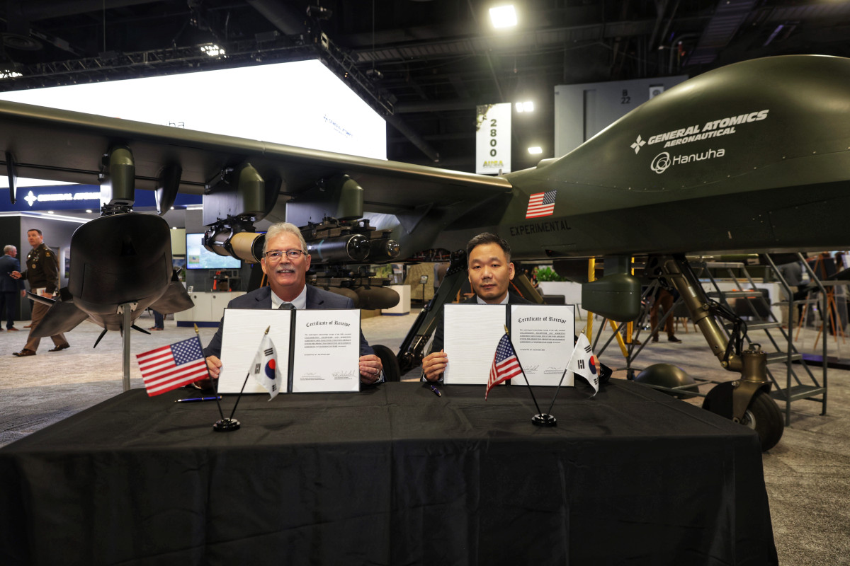 ▲김선 한화에어로스페이스 항공사업부장(부사장, 오른쪽)과 데이비드 알렉산더 제너럴 아토믹스 에어로노티컬 시스템즈 사장이 14일(현지시간) 미국 워싱턴DC에서 열린 AUSA 전시회에서 ‘그레이 이글 단거리이착륙(GE-STOL) 무인기 공동개발 및 생산 협력 계약식’ 후 기념 촬영을 하고 있다. (사진제공=한화에어로스페이스)