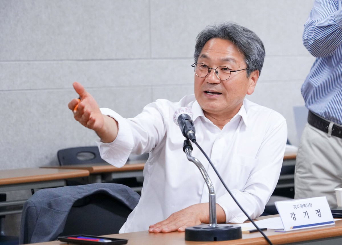 ▲강기정 광주광역시장, 골목현장지원단 간담회 가져강기정 광주광역시장이 지난 13일 오후 동구 대인시장 상인교육관에서 골목상권 지원단과 간담회를 갖고 골목상권 활성화 방안을 논의하고 있다./광주광역시 제공 (사진제공=광주시)