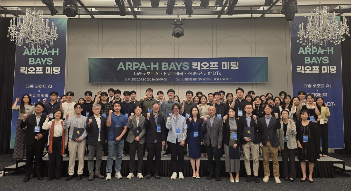 ▲지난달 30일 서울 용산 나인트리 프리미어 로카우스 호텔에서 개최된 ‘한국형 ARPA-H 뇌 건강 AI 파운데이션 모델 개발’ 과제 출범식에서 주요 인사들이 참석해 기념 촬영을 하고 있다.(이모코그 제공)