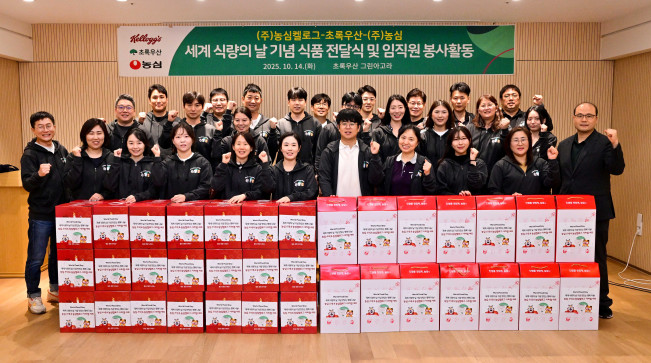 ▲식품키트 포장 봉사활동에 참가한 농심과 농심켈로그 임직원들이 기념사진을 촬영하고 있다. (사진제공=농심)