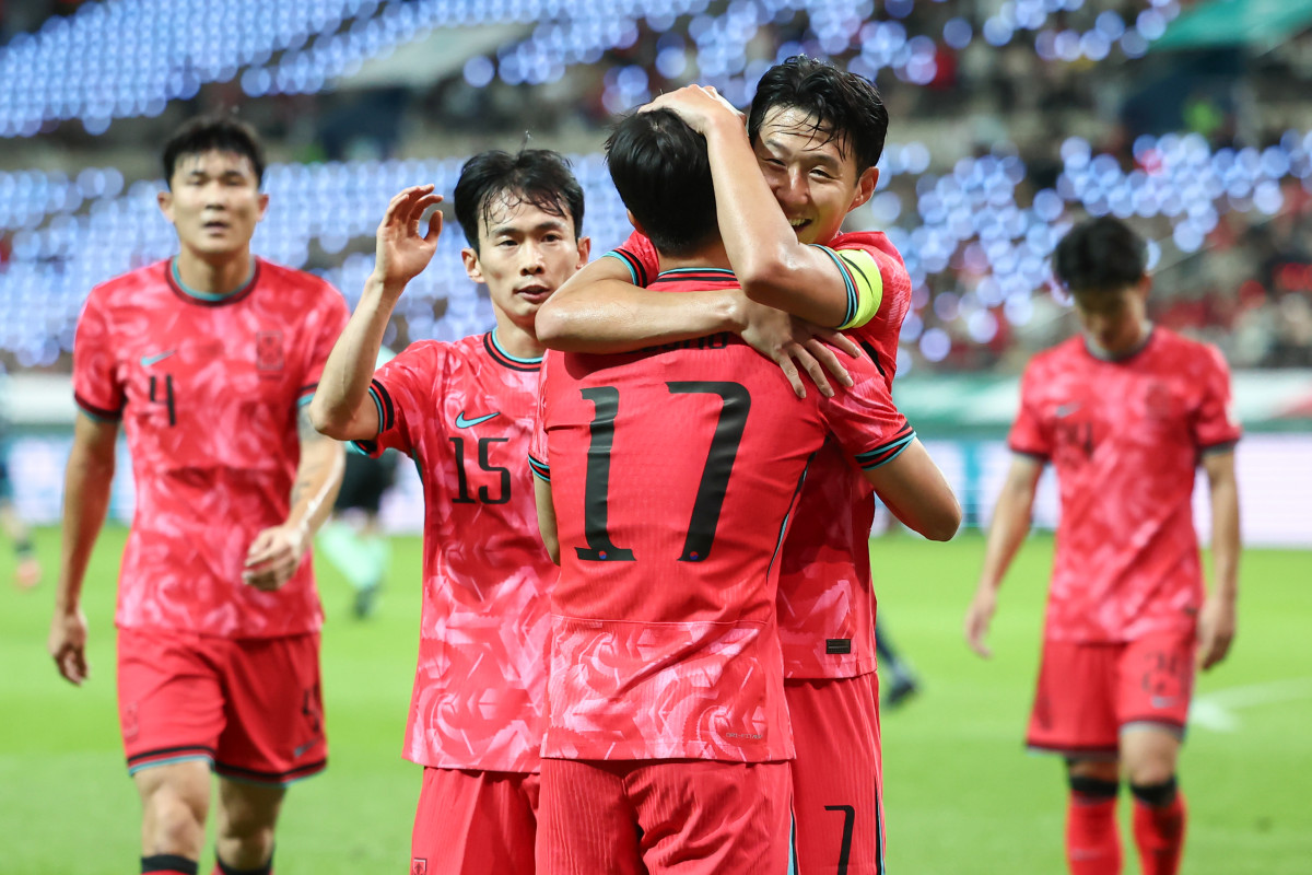 ▲14일 서울 마포구 서울월드컵경기장에서 열린 한국과 파라과이 축구 대표팀의 친선경기. 엄지성이 선제골을 넣은 뒤 손흥민과 함께 기뻐하고 있다. (연합뉴스)