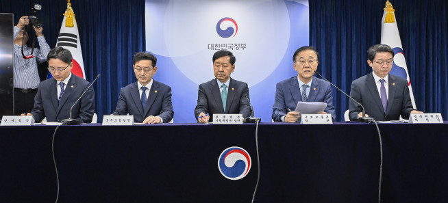 ▲김윤덕 국토교통부 장관이 15일 서울 종로구 정부서울청사에서 주택시장 안정화 대책 관계부처 합동 브리핑을 하고 있다. 조현호 기지 hyunho@