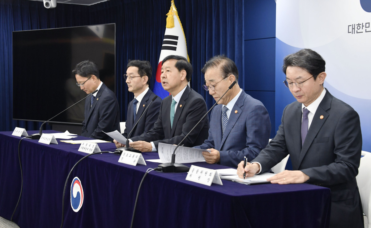 ▲구윤철 부총리 겸 기획재정부 장관이 10월 15일 오전 서울 종로구 정부서울청사에서 열린 '주택시장 안정화 대책 관련 관계부처 합동 브리핑'에서 주요내용을 발표하고 있다. 왼쪽부터 임광현 국세청장, 윤창렬 국무조정실장, 구윤철 부총리, 김윤덕 국토부 장관, 이억원 금융위원장. (기획재정부)