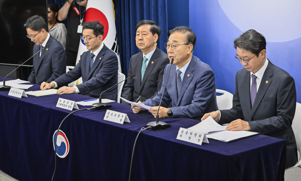 ▲김윤덕 국토교통부 장관이 15일 서울 종로구 정부서울청사에서 주택시장 안정화 대책 관계부처 합동 브리핑을 하고 있다. 조현호 기자 hyunho@