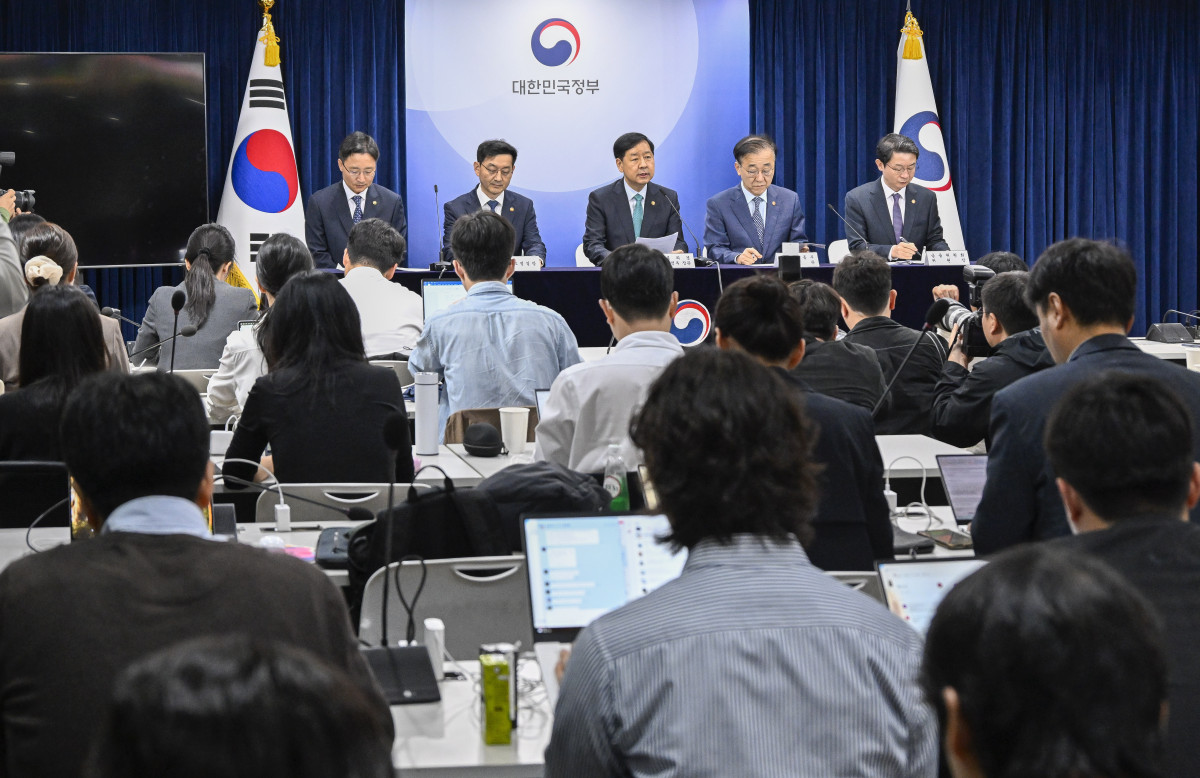 ▲구윤철 경제부총리 겸 기획재정부 장관이 15일 서울 종로구 정부서울청사에서 주택시장 안정화 대책 관계부처 합동 브리핑을 하고 있다. 조현호 기자 hyunho@