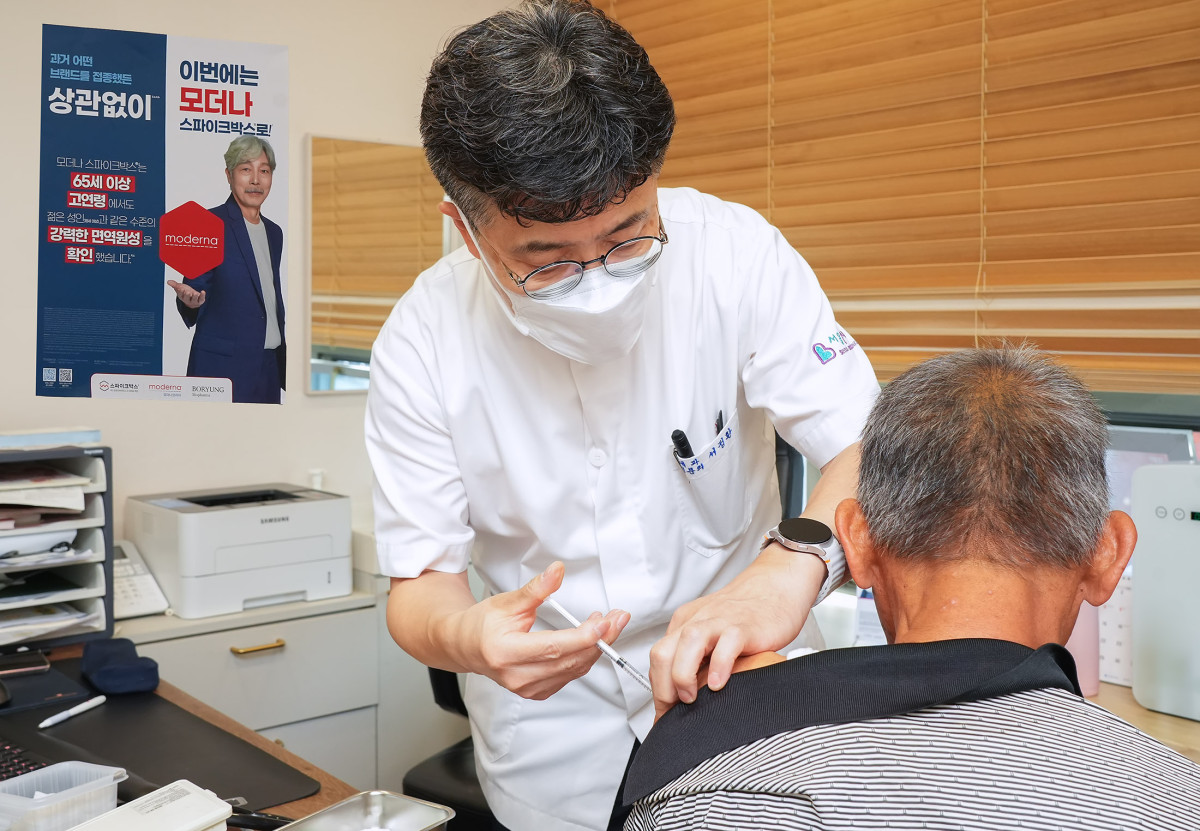 ▲’25-’26 절기 코로나19 예방접종 첫날인 15일, 서울 마포구 서울본내과의원에서 65세 이상 남성이 모더나의 업데이트된 코로나19 백신 스파이크박스엘피주를 접종하고 있다. (모더나코리아)