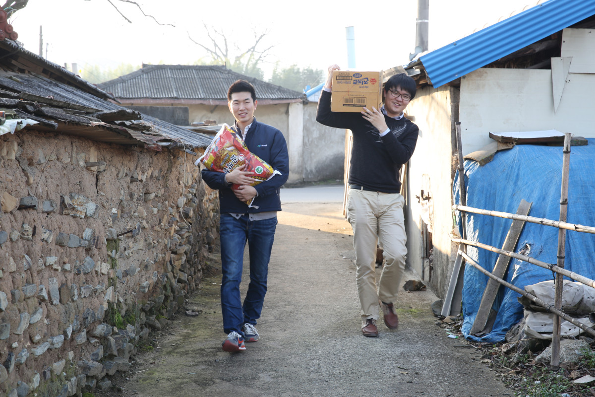 ▲비에이치아이 임직원들이 사회공헌 활동을 진행 중인 모습. (사진제공=비에이치아이)