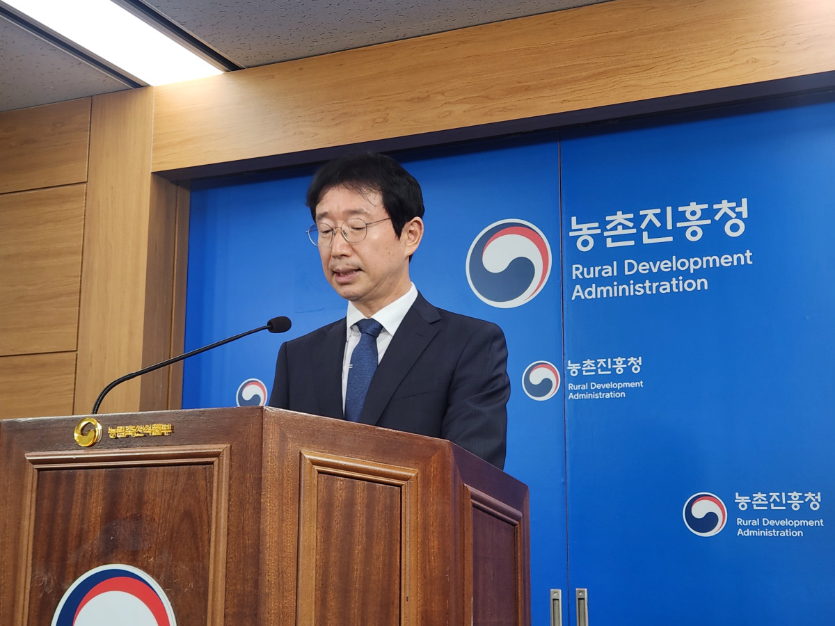 ▲김대현 농촌진흥청 국립원예특작과학원 원예작물부장이 15일 정부세종청사에서 민관 협력으로 개발한 신품종 포도 ‘코코볼’, ‘슈팅스타’, ‘홍주씨들리스’ 보급 관련 브리핑을 하고 있다. (노승길 기자)