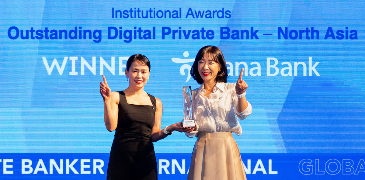 ▲개인부문을 수상한 이준순(사진 왼쪽) Gold PB부장과 박신정 VIP PB부장이  9일(현지시각) 싱가포르에서 개최된 ‘제35회 글로벌 PB어워드(Global Wealth Awards 2025)’에서 상패를 들고 기념촬영을 하고 있다. (사진제공=하나은행)