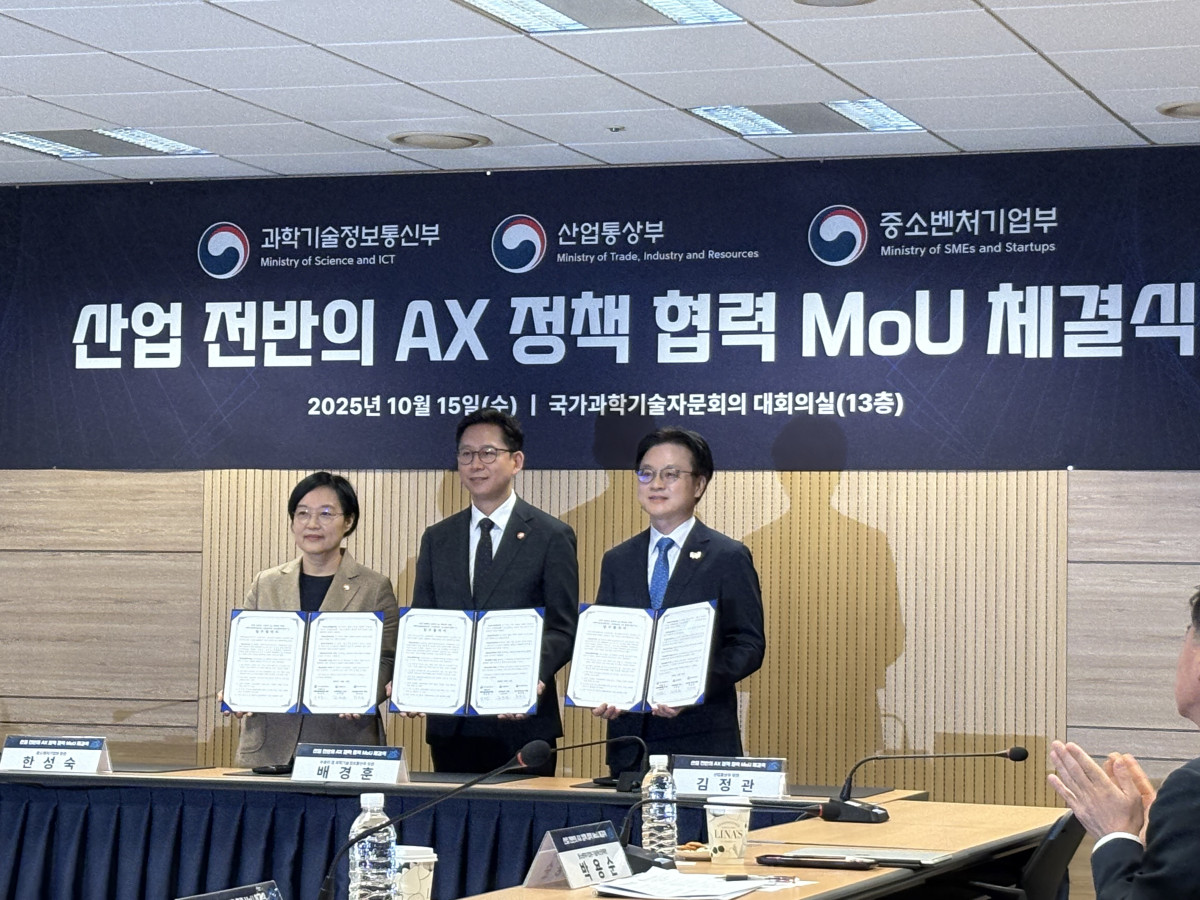 ▲15일 서울 종로구 국가과학기술자문회의 대회의실에서 (사진 왼쪽부터) 한성숙 중소벤처기업부 장관, 배경훈 과학기술정보통신부 장관, 두산에너빌리티 산업통상부 장관이 산업 전반의 AX(인공지능 전환) 확산을 위한 업무협약을 체결한 후 기념사진을 촬영하고 있다.
(임유진 기자 newjean@)