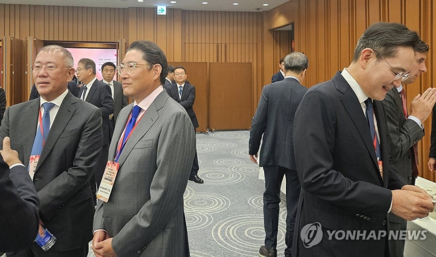 ▲정의선 현대차그룹 회장(왼쪽부터), 조현준 효성그룹 회장, 이재용 삼성전자 회장이 15일 일본 도쿄 게이단렌(經團連·일본경제단체연합회) 회관에서 열린 한미일 경제대화에 참석해 이야기를 나누고 있다.  (연합뉴스)