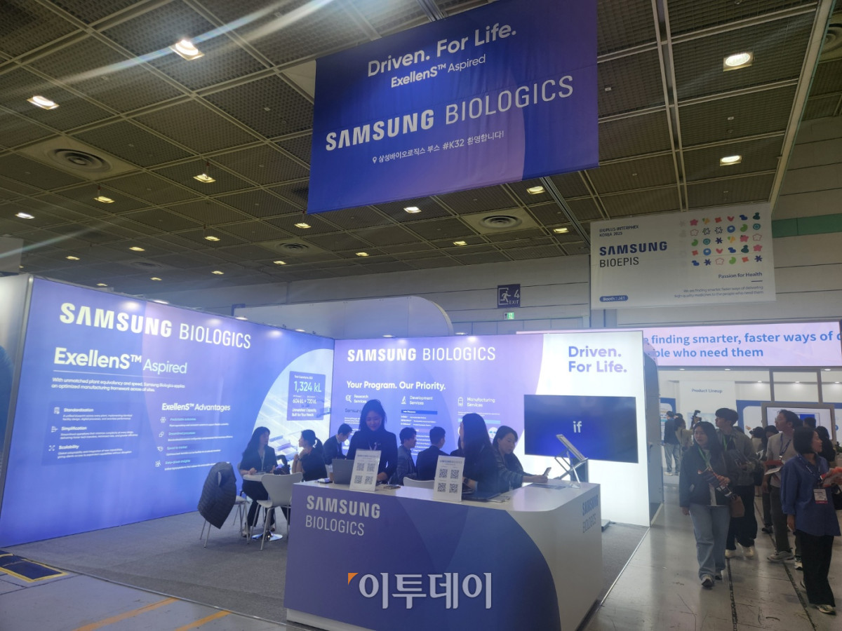 ▲BIX 2025에 참가한 삼성바이오로직스(앞)와 삼성바이오에피스 부스. (이상민 기자 imfactor@)