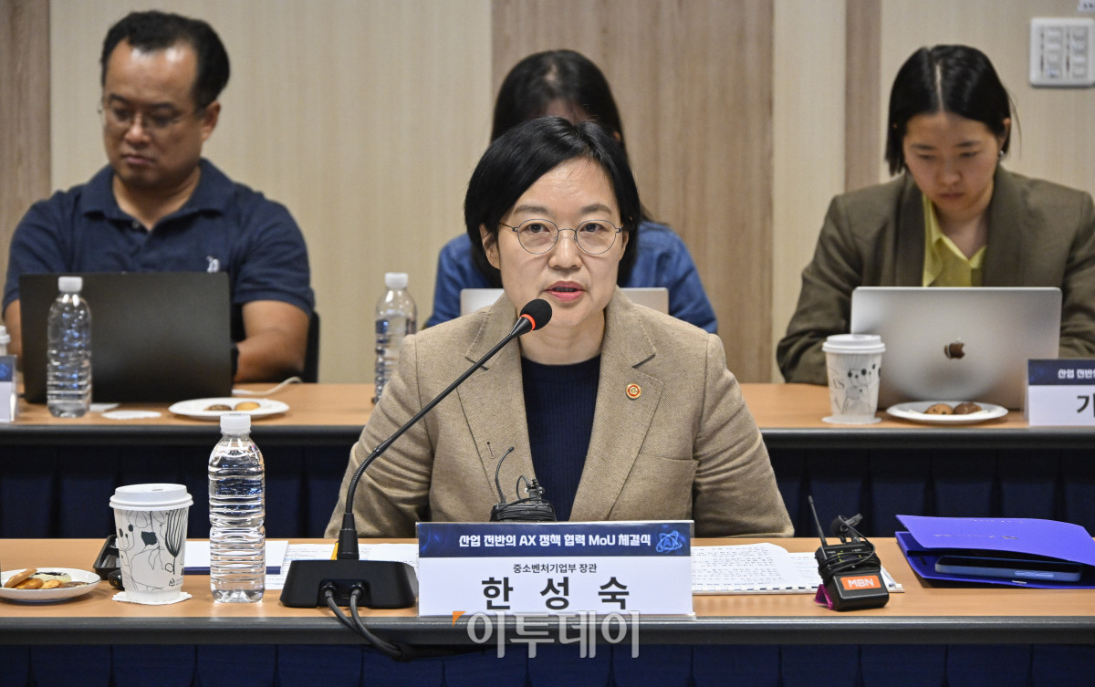 ▲한성숙 중소벤처기업부 장관이 15일 서울 종로구 국가과학기술자문회의에서 열린 산업 전반의 AX 정책 협력 MoU 체결식에서 인사말을 하고 있다. 조현호 기자 hyunho@