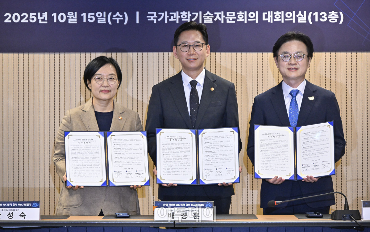 ▲배경훈(가운데) 과학기술부총리 겸 과학기술정보통신부 장관, 김정관(오른쪽) 산업통상부 장관, 한성숙 중소벤처기업부 장관이 15일 서울 종로구 국가과학기술자문회의에서 열린 산업 전반의 AX 정책 협력 MoU 체결식에서 협약서에 서명 후 기념촬영을 하고 있다. 조현호 기자 hyunho@