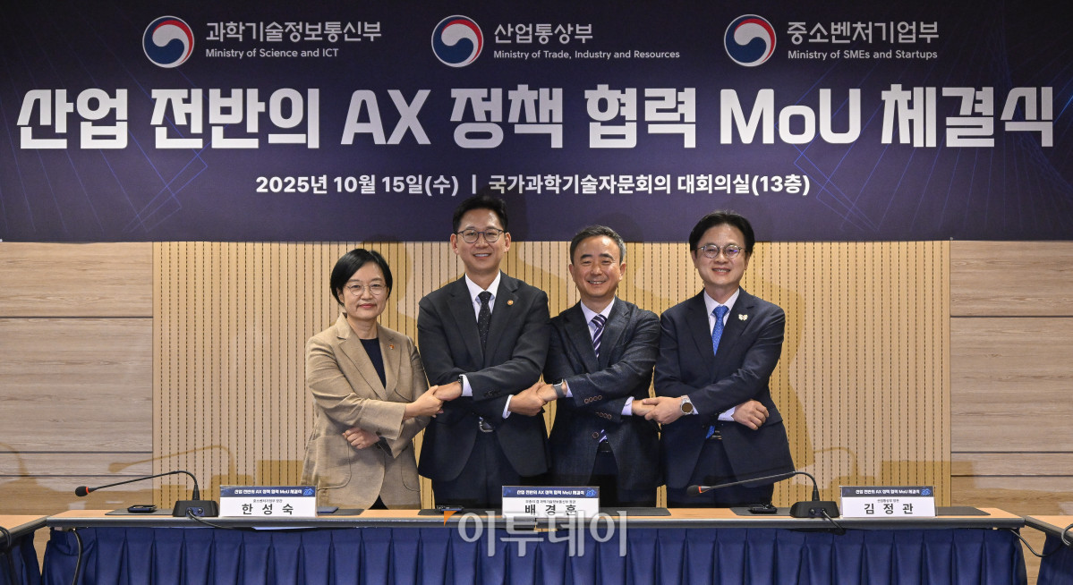 ▲배경훈(왼쪽 두 번째) 과학기술부총리 겸 과학기술정보통신부 장관, 김정관(왼쪽 네 번째) 산업통상부 장관, 한성숙(왼쪽) 중소벤처기업부 장관, 임문영 국가AI전략위원회 부위원장이 15일 서울 종로구 국가과학기술자문회의에서 열린 산업 전반의 AX 정책 협력 MoU 체결식에서 협약서에 서명 후 기념촬영을 하고 있다. 조현호 기자 hyunho@