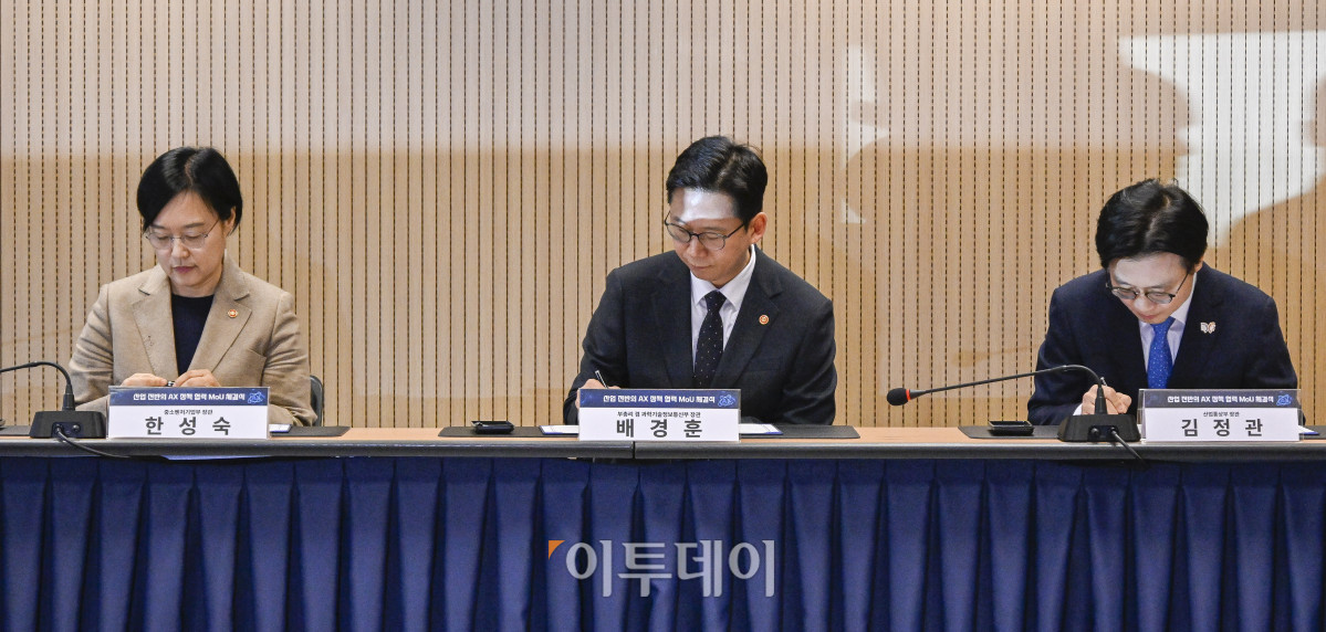 ▲배경훈(가운데) 과학기술부총리 겸 과학기술정보통신부 장관, 김정관(오른쪽) 산업통상부 장관, 한성숙 중소벤처기업부 장관이 15일 서울 종로구 국가과학기술자문회의에서 열린 산업 전반의 AX 정책 협력 MoU 체결식에서 협약서에 서명하고 있다. 조현호 기자 hyunho@