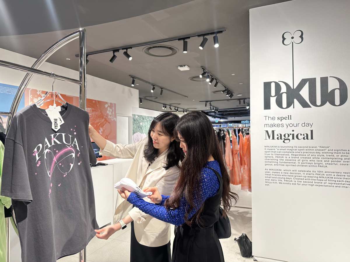 ▲잠실 에비뉴엘에서_진행하는 민주킴파쿠아팝업스토어 구경하는 고객들 (사진제공=롯데백화점부산본점)