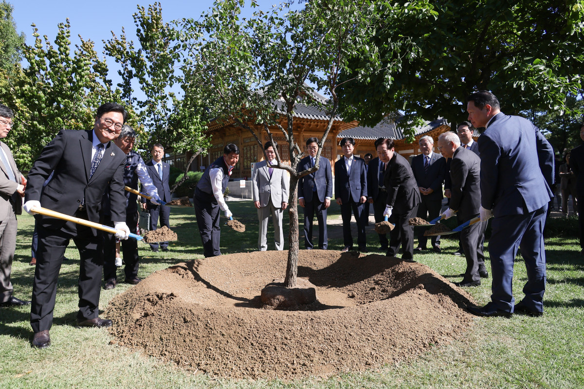 ▲ 우원식 국회의장(왼쪽부터)과 김동명 한국노동조합총연맹 위원장, 양경수 전국민주노동조합총연맹 위원장, 최태원 대한상공회의소 회장(오른쪽부터), 손경식 한국경영자총협회 회장, 김기문 중소기업중앙회 회장이 15일 서울 여의도 국회 사랑재에서 열린 사회적 대화 공동선언식에서 기념식수를 하고 있다. (연합뉴스)