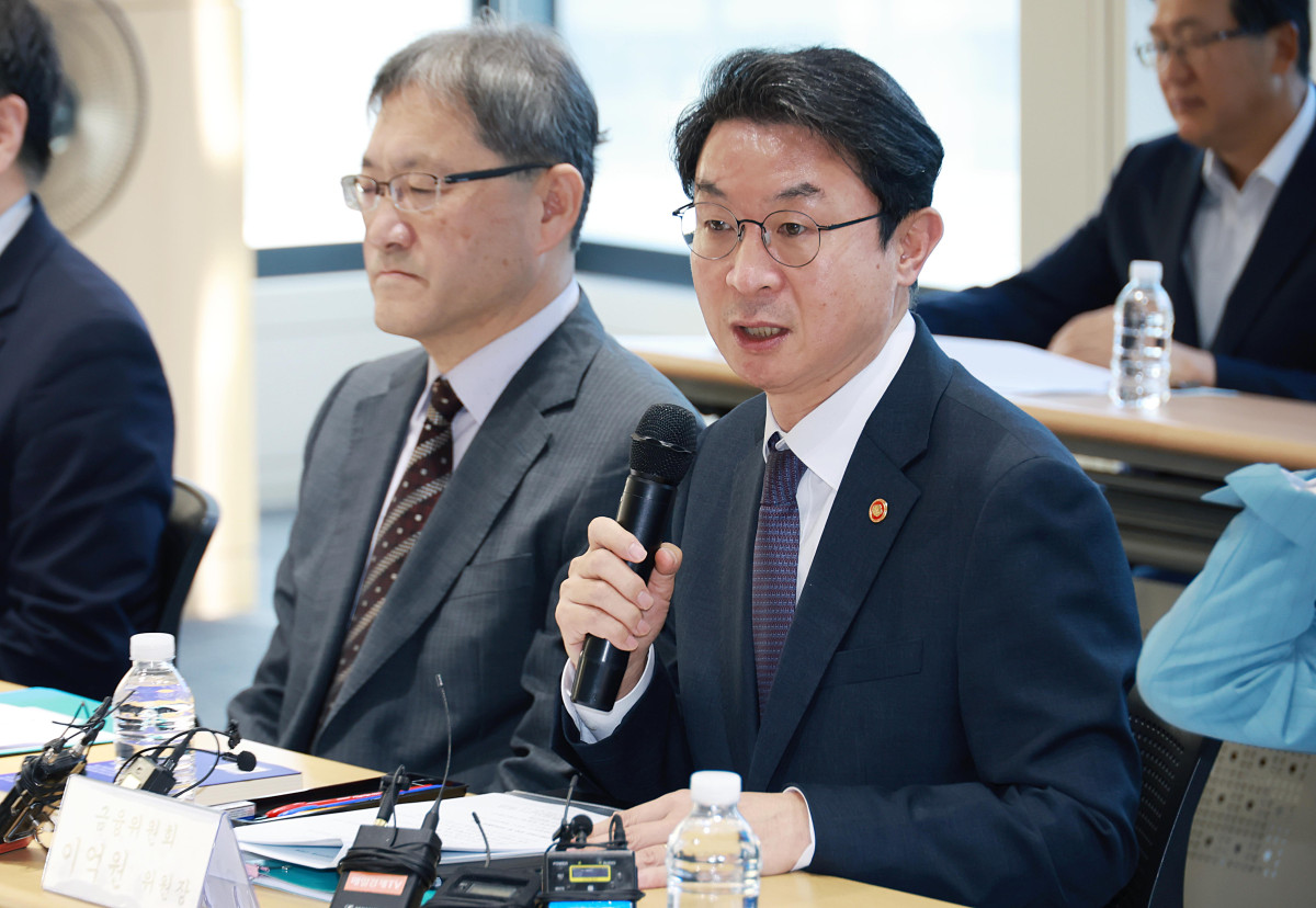 ▲이억원 금융위원장이 15일 서울 중구 서민금융진흥원에서 금융소비자단체, 금융소비자 및 서민금융 전문가, 금융협회 대표자 등과 함께 '소비자·서민 중심 금융으로의 대전환을 위한 현장 간담회'를 열고 당부의 말을 전하고 있다. (사진제공=금융위원회)