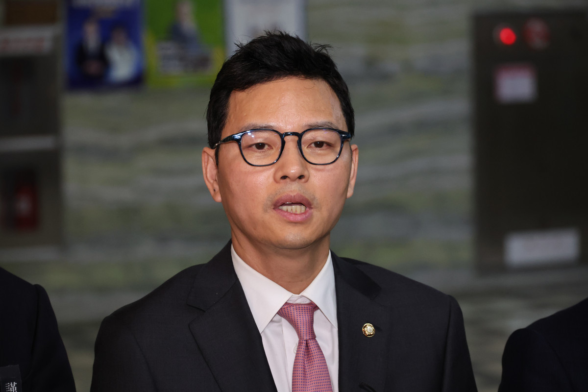 ▲박정훈 국민의힘 의원이 14일 서울 여의도 국회에서 열린 과학기술정보방송통신위원회 국정감사에서 정회 후 김우영 더불어민주당 의원이 질의에서 공개한 자신의 문자메시지와 관련해 상황을 설명 하고 있다. 2025.10.14.  (뉴시스)