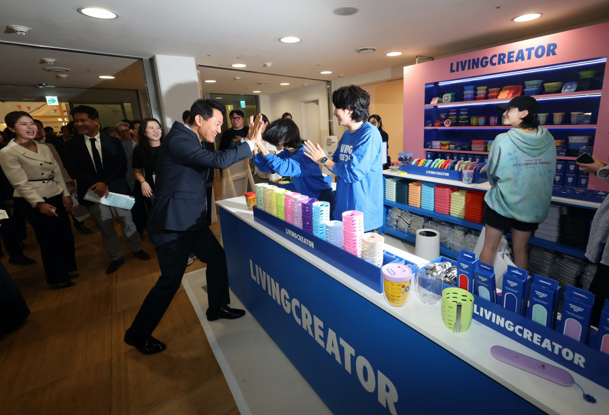 ▲오세훈 서울시장이 15일 서울 중구 동대문디자인플라자(DDP)에서 열린 ‘서울디자인위크 2025’에서 부스를 둘러보고 있다. 올해 12회째인 이번 행사는 미래 디자인 트렌드를 예측하고, 지금껏 본 적 없는 새로운 디자인 제품을 선보이는 자리로 전시·콘퍼런스·마켓·시민 참여 프로그램 등이 26일까지 진행된다. 신태현 기자 holjjak@