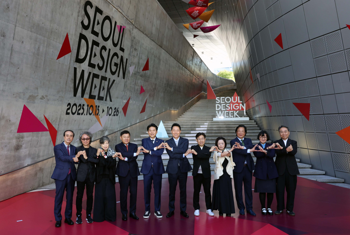 ▲오세훈 서울시장과 박준모 무신사 대표이사 등이 15일 서울 중구 동대문디자인플라자(DDP)에서 열린 ‘서울디자인위크 2025’ 개막식에서 기념촬영을 하고있다. 올해 12회째인 이번 행사는 미래 디자인 트렌드를 예측하고, 지금껏 본 적 없는 새로운 디자인 제품을 선보이는 자리로 전시·콘퍼런스·마켓·시민 참여 프로그램 등이 26일까지 진행된다. 신태현 기자 holjjak@