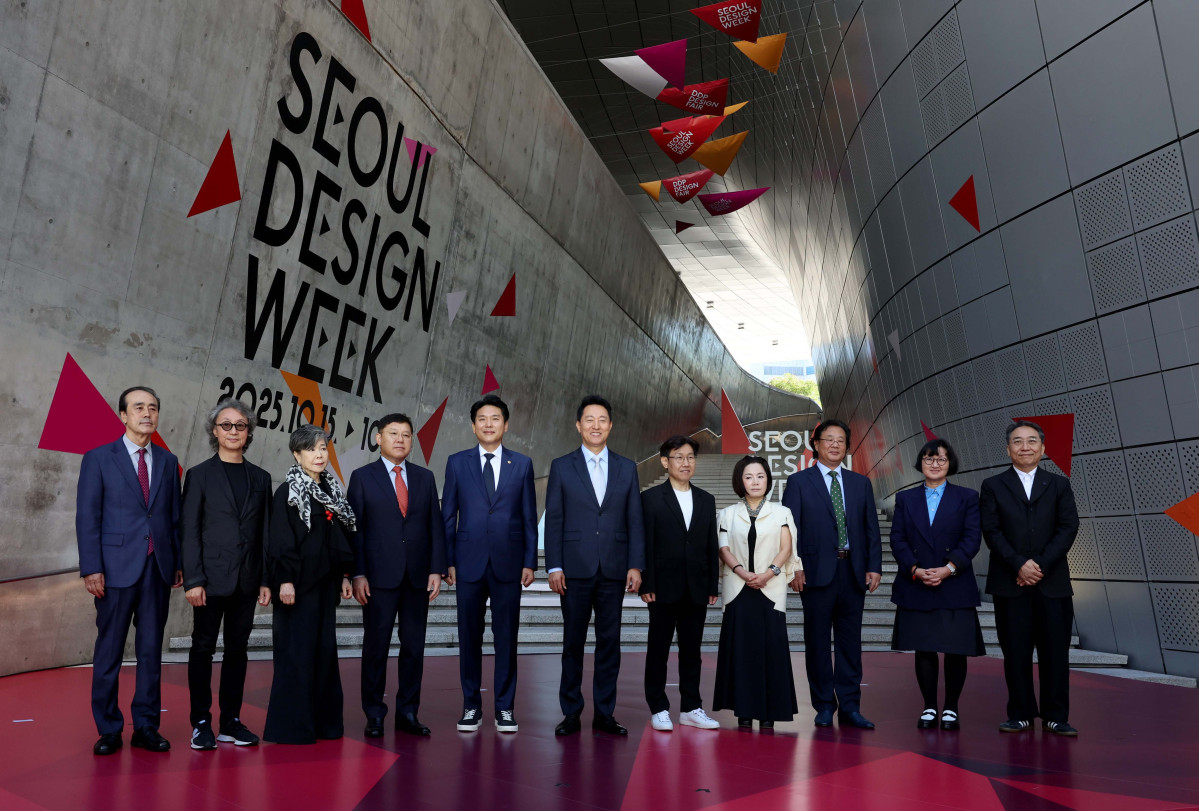 ▲오세훈 서울시장과 박준모 무신사 대표이사 등이 15일 서울 중구 동대문디자인플라자(DDP)에서 열린 ‘서울디자인위크 2025’ 개막식에서 기념촬영을 하고있다. 올해 12회째인 이번 행사는 미래 디자인 트렌드를 예측하고, 지금껏 본 적 없는 새로운 디자인 제품을 선보이는 자리로 전시·콘퍼런스·마켓·시민 참여 프로그램 등이 26일까지 진행된다. 신태현 기자 holjjak@
