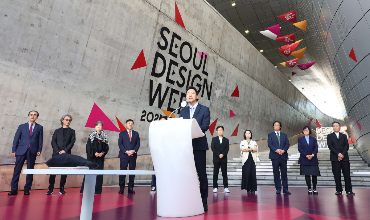 ▲오세훈 서울시장이 15일 서울 중구 동대문디자인플라자(DDP)에서 열린 ‘서울디자인위크 2025’에서 개회사를 하고 있다. 올해 12회째인 이번 행사는 미래 디자인 트렌드를 예측하고, 지금껏 본 적 없는 새로운 디자인 제품을 선보이는 자리로 전시·콘퍼런스·마켓·시민 참여 프로그램 등이 26일까지 진행된다. 신태현 기자 holjjak@