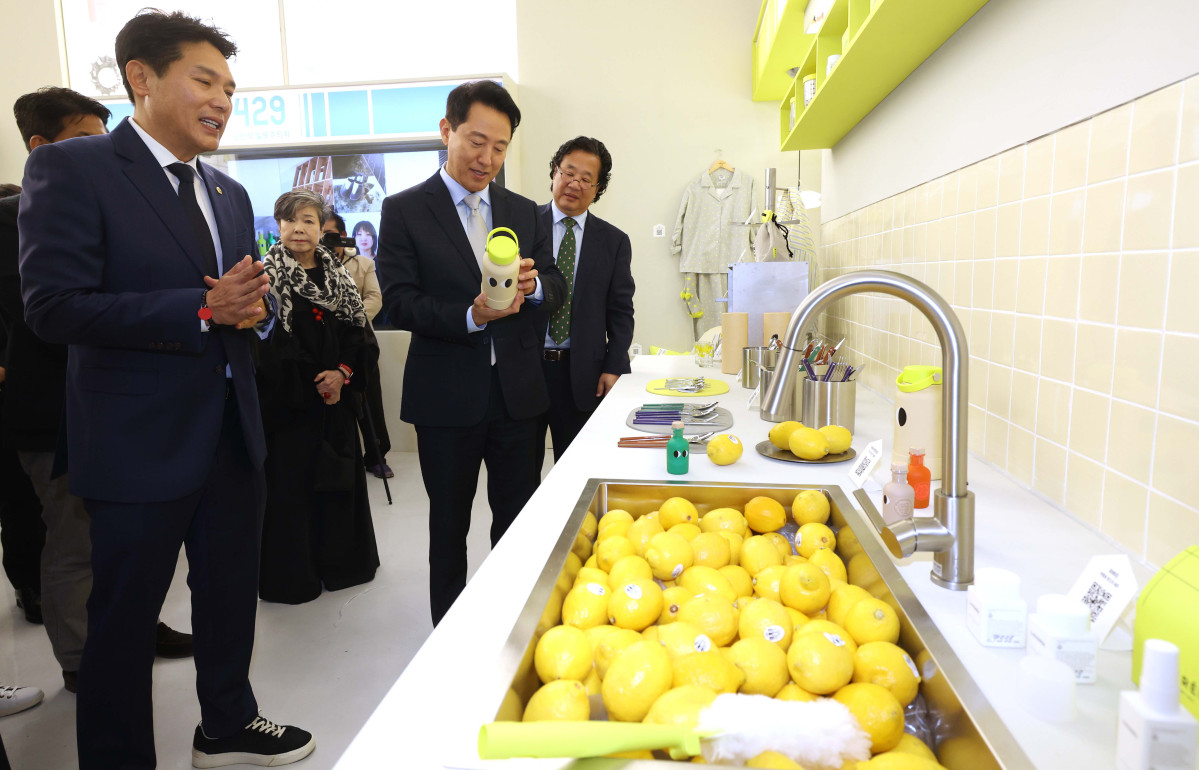 ▲오세훈 서울시장이 15일 서울 중구 동대문디자인플라자(DDP)에서 열린 ‘서울디자인위크 2025’에서 부스를 둘러보고 있다. 올해 12회째인 이번 행사는 미래 디자인 트렌드를 예측하고, 지금껏 본 적 없는 새로운 디자인 제품을 선보이는 자리로 전시·콘퍼런스·마켓·시민 참여 프로그램 등이 26일까지 진행된다. 신태현 기자 holjjak@