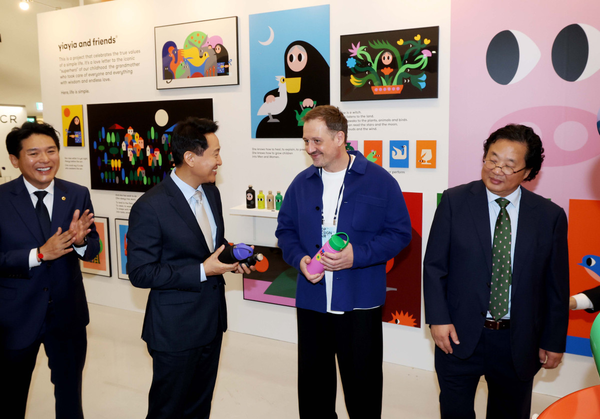 ▲오세훈 서울시장이 15일 서울 중구 동대문디자인플라자(DDP)에서 열린 ‘서울디자인위크 2025’에서 부스를 둘러보고 있다. 올해 12회째인 이번 행사는 미래 디자인 트렌드를 예측하고, 지금껏 본 적 없는 새로운 디자인 제품을 선보이는 자리로 전시·콘퍼런스·마켓·시민 참여 프로그램 등이 26일까지 진행된다. 신태현 기자 holjjak@