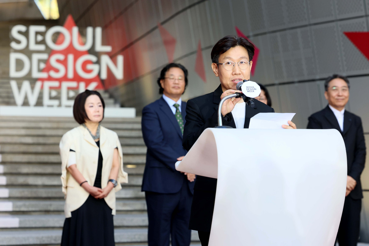 ▲박준모 무신사 대표가 15일 서울 중구 동대문디자인플라자(DDP)에서 열린 ‘서울디자인위크 2025’ 개막식에서 축사를 하고 있다. 올해 12회째인 이번 행사는 미래 디자인 트렌드를 예측하고, 지금껏 본 적 없는 새로운 디자인 제품을 선보이는 자리로 전시·콘퍼런스·마켓·시민 참여 프로그램 등이 26일까지 진행된다. 신태현 기자 holjjak@