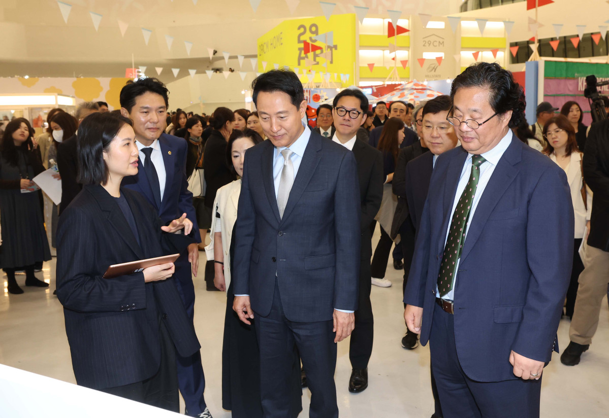 ▲오세훈 서울시장이 15일 서울 중구 동대문디자인플라자(DDP)에서 열린 ‘서울디자인위크 2025’에서 부스를 둘러보고 있다. 올해 12회째인 이번 행사는 미래 디자인 트렌드를 예측하고, 지금껏 본 적 없는 새로운 디자인 제품을 선보이는 자리로 전시·콘퍼런스·마켓·시민 참여 프로그램 등이 26일까지 진행된다. 신태현 기자 holjjak@