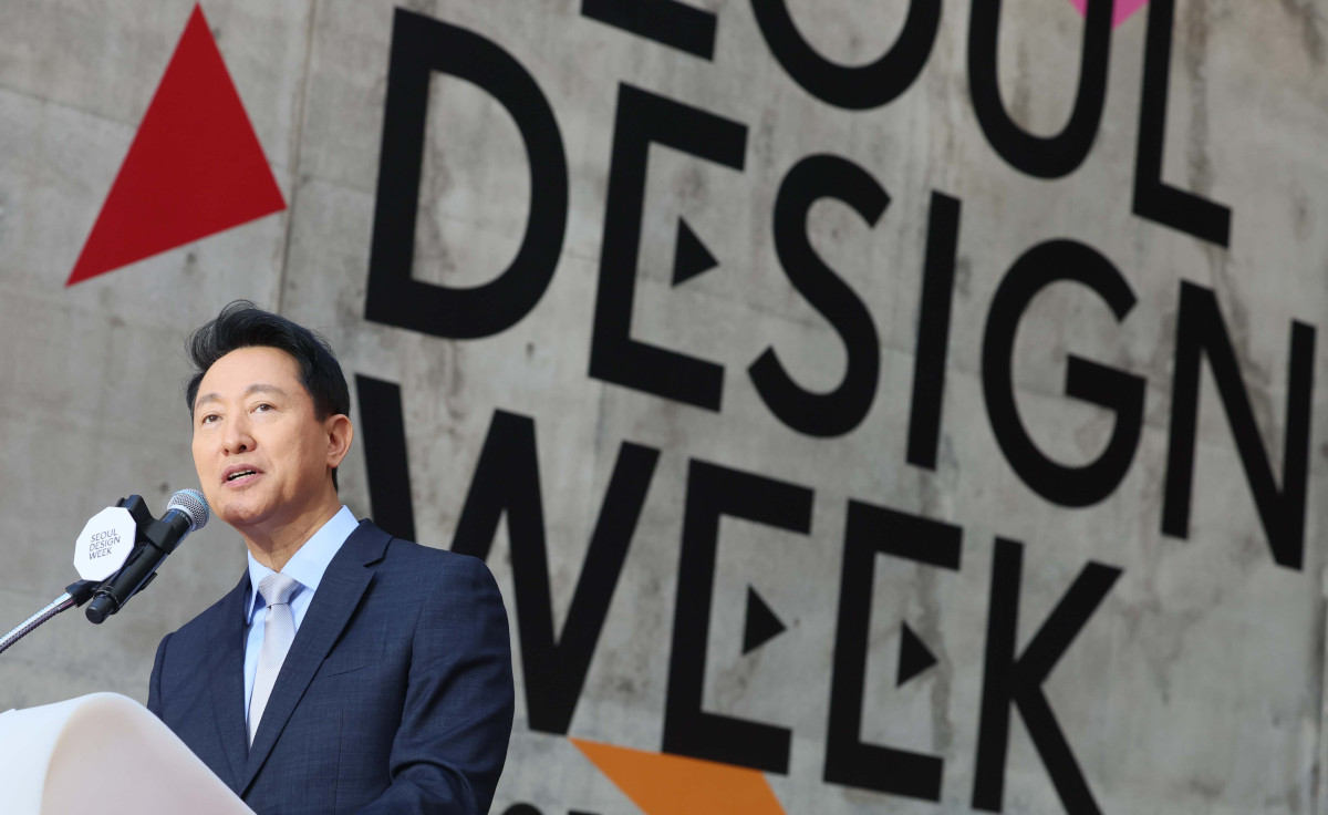 ▲오세훈 서울시장이 15일 서울 중구 동대문디자인플라자(DDP)에서 열린 ‘서울디자인위크 2025’에서 개회사를 하고 있다. 올해 12회째인 이번 행사는 미래 디자인 트렌드를 예측하고, 지금껏 본 적 없는 새로운 디자인 제품을 선보이는 자리로 전시·콘퍼런스·마켓·시민 참여 프로그램 등이 26일까지 진행된다. 신태현 기자 holjjak@