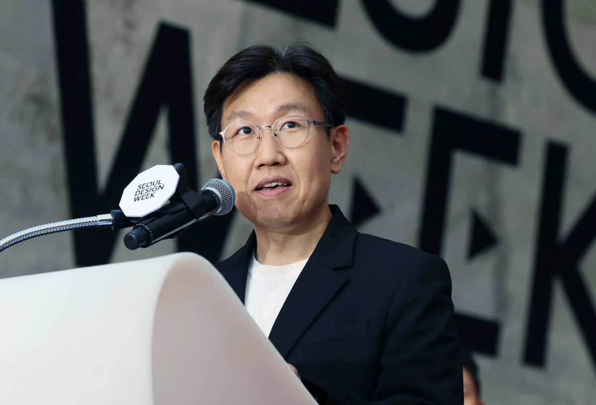 ▲박준모 무신사 대표가 15일 서울 중구 동대문디자인플라자(DDP)에서 열린 ‘서울디자인위크 2025’ 개막식에서 축사를 하고 있다. 올해 12회째인 이번 행사는 미래 디자인 트렌드를 예측하고, 지금껏 본 적 없는 새로운 디자인 제품을 선보이는 자리로 전시·콘퍼런스·마켓·시민 참여 프로그램 등이 26일까지 진행된다. 신태현 기자 holjjak@
