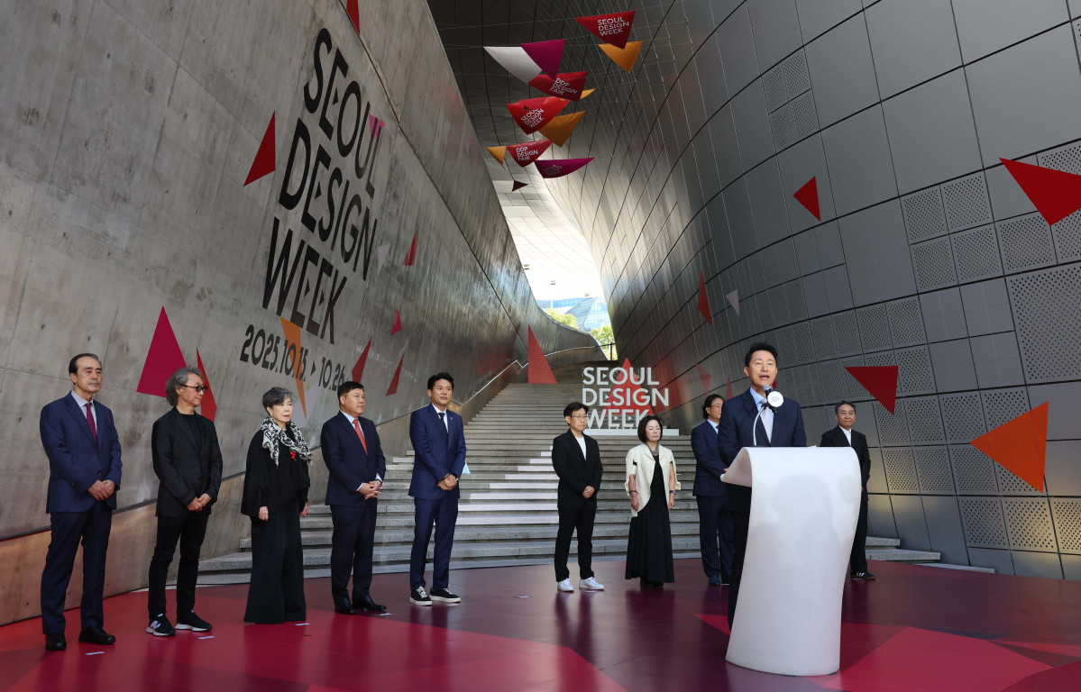 ▲오세훈 서울시장이 15일 서울 중구 동대문디자인플라자(DDP)에서 열린 ‘서울디자인위크 2025’에서 개회사를 하고 있다. 올해 12회째인 이번 행사는 미래 디자인 트렌드를 예측하고, 지금껏 본 적 없는 새로운 디자인 제품을 선보이는 자리로 전시·콘퍼런스·마켓·시민 참여 프로그램 등이 26일까지 진행된다. 신태현 기자 holjjak@