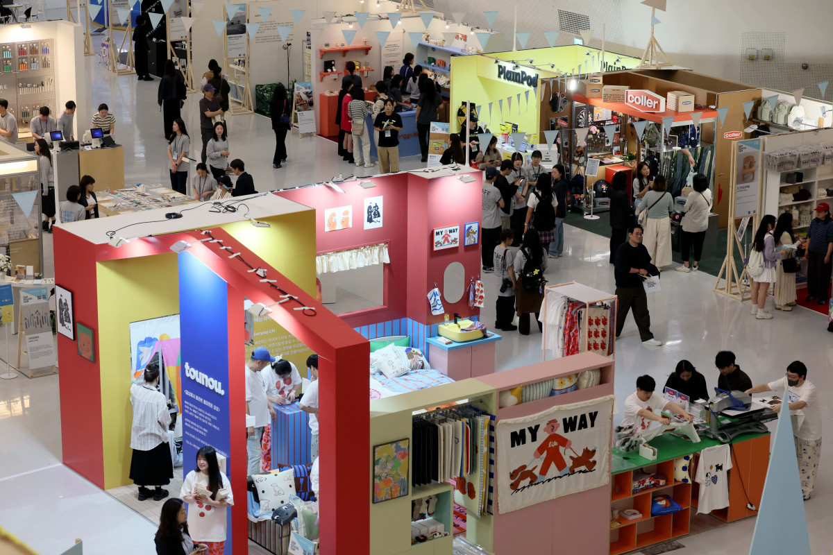 ▲미래 디자인 트렌드를 예측하고, 지금껏 본 적 없는 새로운 디자인 제품을 선보이는 ‘서울디자인위크 2025’가 15일 서울 중구 동대문디자인플라자(DDP)에서 개막한 가운데 참관객들이 다양한 디자인 제품을 살펴보고 있다. 올해 12회째인 이번 행사는 ‘디자인, 디자이너, 디자인 라이프(Design, Designer, Design Life)’를 주제로 디자인이 개인의 삶, 산업, 도시 문화 전반에 미치는 영향과 가능성을 보여주기 위해 마련됐으며, 전시·콘퍼런스·마켓·시민 참여 프로그램 등이 26일까지 진행된다. 행사의 중심은 이날부터 5일간 계획된 ‘DDP디자인페어’다. 올해는 서울디자인재단이 무신사 계열 ‘29CM’와 협업해 디자인 취향이 확실한 라이프스타일 브랜드 등 총 70개가 참여했다. 신태현 기자 holjjak@