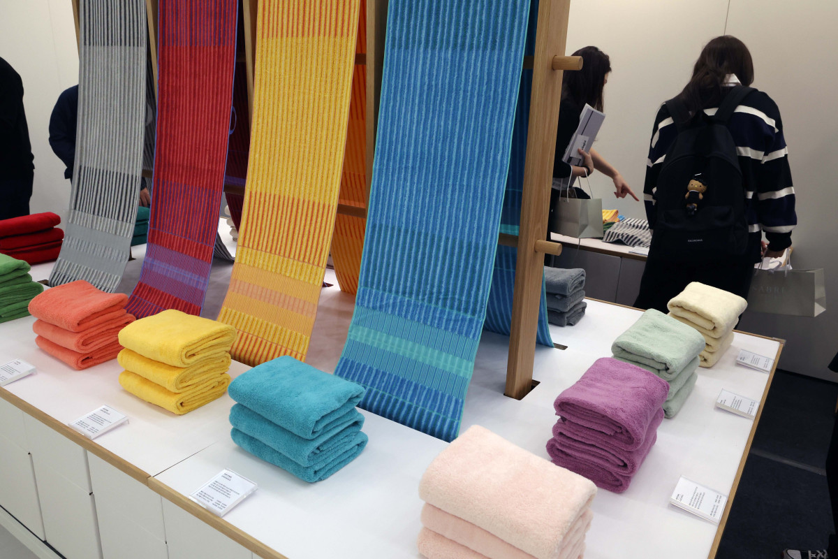 ▲미래 디자인 트렌드를 예측하고, 지금껏 본 적 없는 새로운 디자인 제품을 선보이는 ‘서울디자인위크 2025’가 15일 서울 중구 동대문디자인플라자(DDP)에서 개막한 가운데 참관객들이 다양한 디자인 제품을 살펴보고 있다. 올해 12회째인 이번 행사는 ‘디자인, 디자이너, 디자인 라이프(Design, Designer, Design Life)’를 주제로 디자인이 개인의 삶, 산업, 도시 문화 전반에 미치는 영향과 가능성을 보여주기 위해 마련됐으며, 전시·콘퍼런스·마켓·시민 참여 프로그램 등이 26일까지 진행된다. 행사의 중심은 이날부터 5일간 계획된 ‘DDP디자인페어’다. 올해는 서울디자인재단이 무신사 계열 ‘29CM’와 협업해 디자인 취향이 확실한 라이프스타일 브랜드 등 총 70개가 참여했다. 신태현 기자 holjjak@