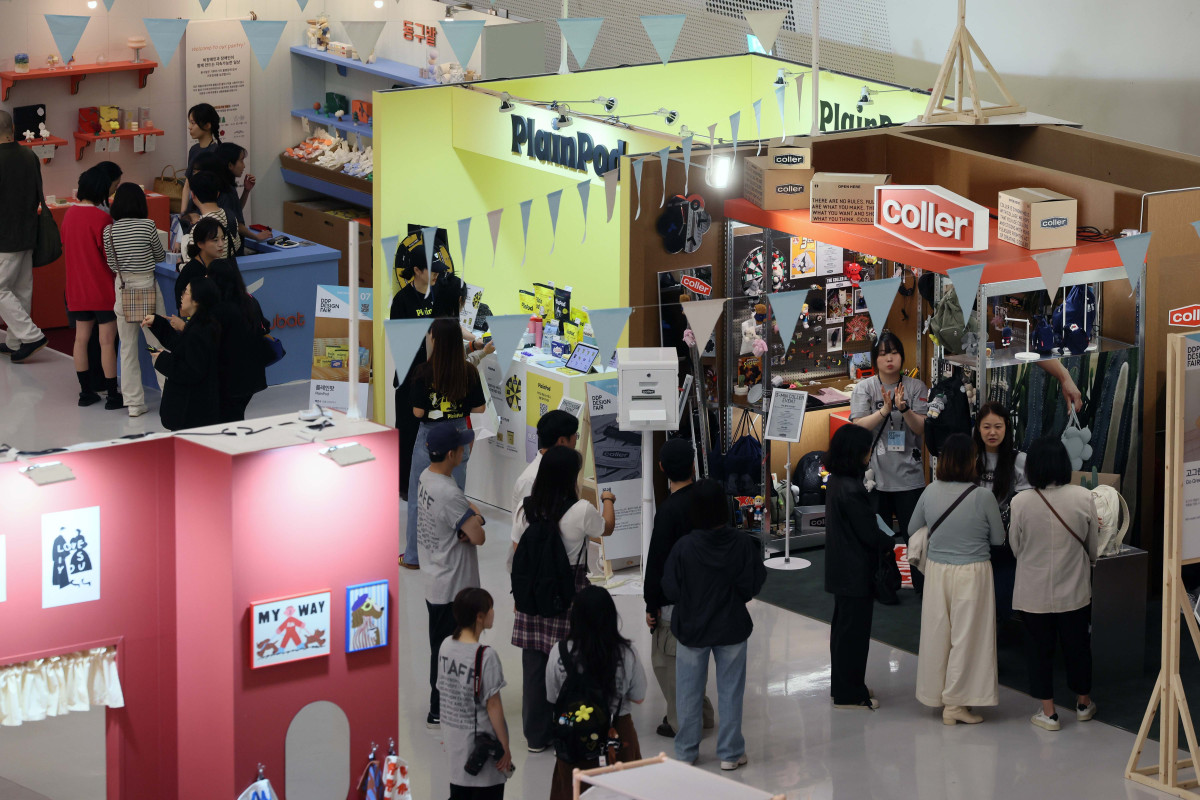 ▲미래 디자인 트렌드를 예측하고, 지금껏 본 적 없는 새로운 디자인 제품을 선보이는 ‘서울디자인위크 2025’가 15일 서울 중구 동대문디자인플라자(DDP)에서 개막한 가운데 참관객들이 다양한 디자인 제품을 살펴보고 있다. 올해 12회째인 이번 행사는 ‘디자인, 디자이너, 디자인 라이프(Design, Designer, Design Life)’를 주제로 디자인이 개인의 삶, 산업, 도시 문화 전반에 미치는 영향과 가능성을 보여주기 위해 마련됐으며, 전시·콘퍼런스·마켓·시민 참여 프로그램 등이 26일까지 진행된다. 행사의 중심은 이날부터 5일간 계획된 ‘DDP디자인페어’다. 올해는 서울디자인재단이 무신사 계열 ‘29CM’와 협업해 디자인 취향이 확실한 라이프스타일 브랜드 등 총 70개가 참여했다. 신태현 기자 holjjak@