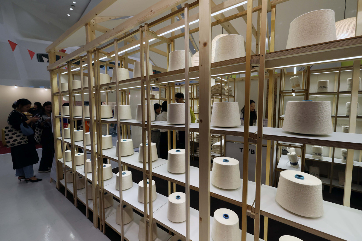 ▲미래 디자인 트렌드를 예측하고, 지금껏 본 적 없는 새로운 디자인 제품을 선보이는 ‘서울디자인위크 2025’가 15일 서울 중구 동대문디자인플라자(DDP)에서 개막한 가운데 참관객들이 다양한 디자인 제품을 살펴보고 있다. 올해 12회째인 이번 행사는 ‘디자인, 디자이너, 디자인 라이프(Design, Designer, Design Life)’를 주제로 디자인이 개인의 삶, 산업, 도시 문화 전반에 미치는 영향과 가능성을 보여주기 위해 마련됐으며, 전시·콘퍼런스·마켓·시민 참여 프로그램 등이 26일까지 진행된다. 행사의 중심은 이날부터 5일간 계획된 ‘DDP디자인페어’다. 올해는 서울디자인재단이 무신사 계열 ‘29CM’와 협업해 디자인 취향이 확실한 라이프스타일 브랜드 등 총 70개가 참여했다. 신태현 기자 holjjak@