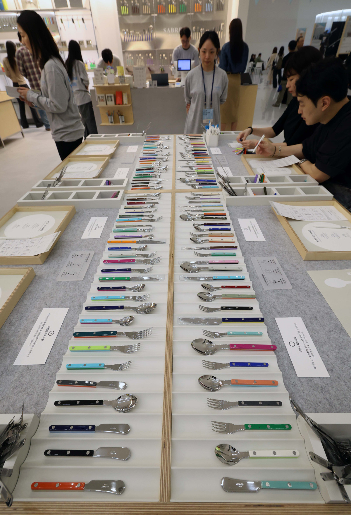 ▲미래 디자인 트렌드를 예측하고, 지금껏 본 적 없는 새로운 디자인 제품을 선보이는 ‘서울디자인위크 2025’가 15일 서울 중구 동대문디자인플라자(DDP)에서 개막한 가운데 참관객들이 다양한 디자인 제품을 살펴보고 있다. 올해 12회째인 이번 행사는 ‘디자인, 디자이너, 디자인 라이프(Design, Designer, Design Life)’를 주제로 디자인이 개인의 삶, 산업, 도시 문화 전반에 미치는 영향과 가능성을 보여주기 위해 마련됐으며, 전시·콘퍼런스·마켓·시민 참여 프로그램 등이 26일까지 진행된다. 행사의 중심은 이날부터 5일간 계획된 ‘DDP디자인페어’다. 올해는 서울디자인재단이 무신사 계열 ‘29CM’와 협업해 디자인 취향이 확실한 라이프스타일 브랜드 등 총 70개가 참여했다. 신태현 기자 holjjak@