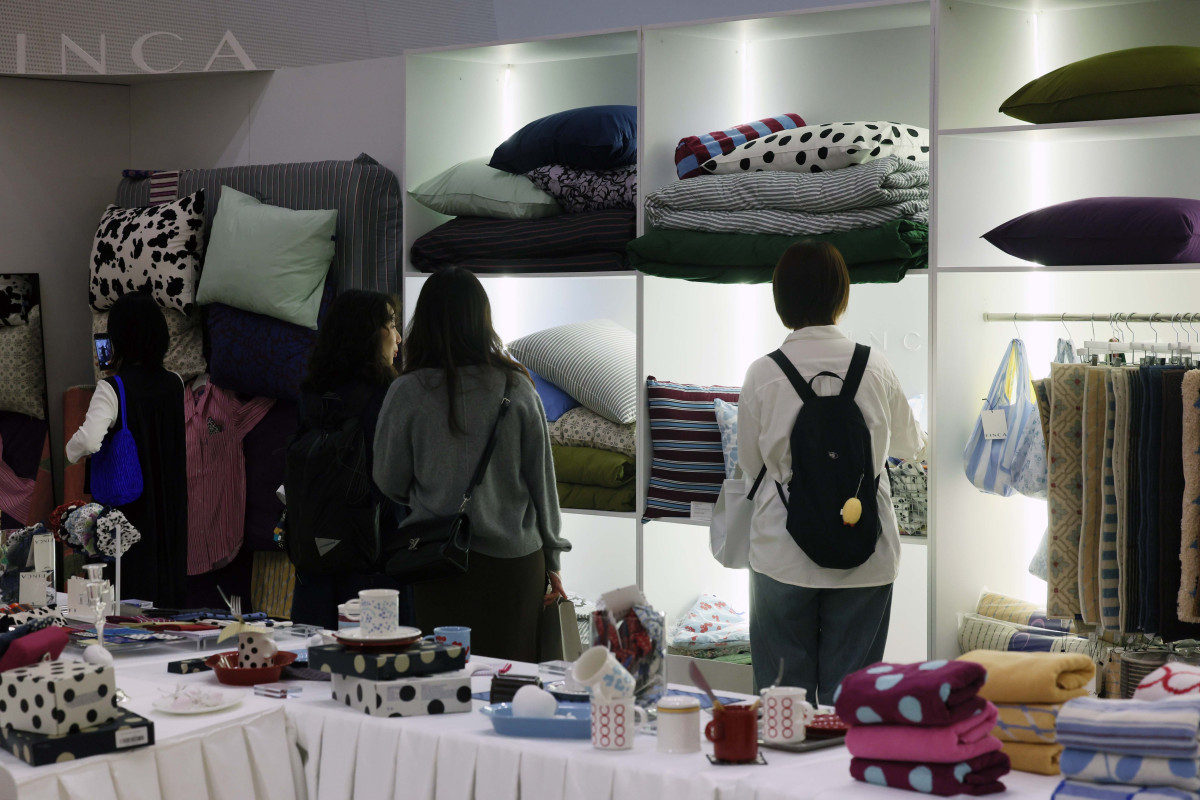 ▲미래 디자인 트렌드를 예측하고, 지금껏 본 적 없는 새로운 디자인 제품을 선보이는 ‘서울디자인위크 2025’가 15일 서울 중구 동대문디자인플라자(DDP)에서 개막한 가운데 참관객들이 다양한 디자인 제품을 살펴보고 있다. 올해 12회째인 이번 행사는 ‘디자인, 디자이너, 디자인 라이프(Design, Designer, Design Life)’를 주제로 디자인이 개인의 삶, 산업, 도시 문화 전반에 미치는 영향과 가능성을 보여주기 위해 마련됐으며, 전시·콘퍼런스·마켓·시민 참여 프로그램 등이 26일까지 진행된다. 행사의 중심은 이날부터 5일간 계획된 ‘DDP디자인페어’다. 올해는 서울디자인재단이 무신사 계열 ‘29CM’와 협업해 디자인 취향이 확실한 라이프스타일 브랜드 등 총 70개가 참여했다. 신태현 기자 holjjak@