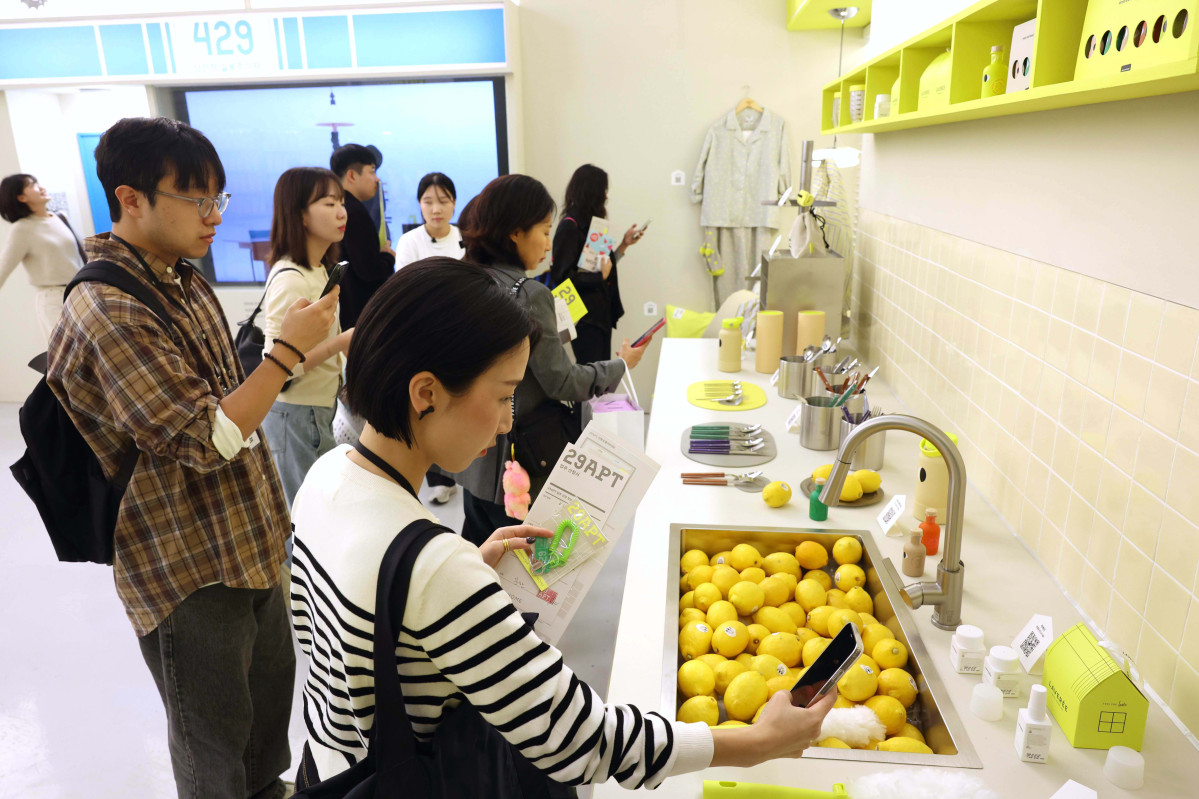 ▲미래 디자인 트렌드를 예측하고, 지금껏 본 적 없는 새로운 디자인 제품을 선보이는 ‘서울디자인위크 2025’가 15일 서울 중구 동대문디자인플라자(DDP)에서 개막한 가운데 참관객들이 다양한 디자인 제품을 살펴보고 있다. 올해 12회째인 이번 행사는 ‘디자인, 디자이너, 디자인 라이프(Design, Designer, Design Life)’를 주제로 디자인이 개인의 삶, 산업, 도시 문화 전반에 미치는 영향과 가능성을 보여주기 위해 마련됐으며, 전시·콘퍼런스·마켓·시민 참여 프로그램 등이 26일까지 진행된다. 행사의 중심은 이날부터 5일간 계획된 ‘DDP디자인페어’다. 올해는 서울디자인재단이 무신사 계열 ‘29CM’와 협업해 디자인 취향이 확실한 라이프스타일 브랜드 등 총 70개가 참여했다. 신태현 기자 holjjak@