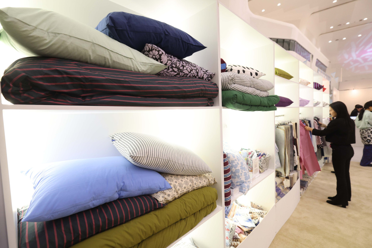 ▲미래 디자인 트렌드를 예측하고, 지금껏 본 적 없는 새로운 디자인 제품을 선보이는 ‘서울디자인위크 2025’가 15일 서울 중구 동대문디자인플라자(DDP)에서 개막한 가운데 참관객들이 다양한 디자인 제품을 살펴보고 있다. 올해 12회째인 이번 행사는 ‘디자인, 디자이너, 디자인 라이프(Design, Designer, Design Life)’를 주제로 디자인이 개인의 삶, 산업, 도시 문화 전반에 미치는 영향과 가능성을 보여주기 위해 마련됐으며, 전시·콘퍼런스·마켓·시민 참여 프로그램 등이 26일까지 진행된다. 행사의 중심은 이날부터 5일간 계획된 ‘DDP디자인페어’다. 올해는 서울디자인재단이 무신사 계열 ‘29CM’와 협업해 디자인 취향이 확실한 라이프스타일 브랜드 등 총 70개가 참여했다. 신태현 기자 holjjak@