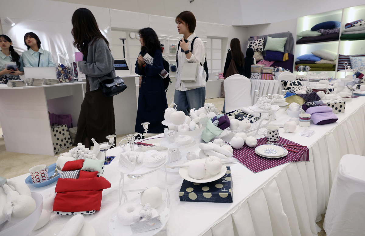 ▲미래 디자인 트렌드를 예측하고, 지금껏 본 적 없는 새로운 디자인 제품을 선보이는 ‘서울디자인위크 2025’가 15일 서울 중구 동대문디자인플라자(DDP)에서 개막한 가운데 참관객들이 다양한 디자인 제품을 살펴보고 있다. 올해 12회째인 이번 행사는 ‘디자인, 디자이너, 디자인 라이프(Design, Designer, Design Life)’를 주제로 디자인이 개인의 삶, 산업, 도시 문화 전반에 미치는 영향과 가능성을 보여주기 위해 마련됐으며, 전시·콘퍼런스·마켓·시민 참여 프로그램 등이 26일까지 진행된다. 행사의 중심은 이날부터 5일간 계획된 ‘DDP디자인페어’다. 올해는 서울디자인재단이 무신사 계열 ‘29CM’와 협업해 디자인 취향이 확실한 라이프스타일 브랜드 등 총 70개가 참여했다. 신태현 기자 holjjak@