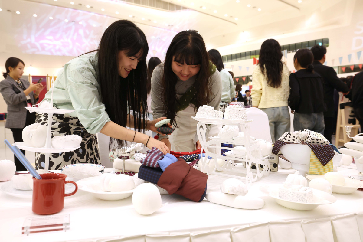 ▲미래 디자인 트렌드를 예측하고, 지금껏 본 적 없는 새로운 디자인 제품을 선보이는 ‘서울디자인위크 2025’가 15일 서울 중구 동대문디자인플라자(DDP)에서 개막한 가운데 참관객들이 다양한 디자인 제품을 살펴보고 있다. 올해 12회째인 이번 행사는 ‘디자인, 디자이너, 디자인 라이프(Design, Designer, Design Life)’를 주제로 디자인이 개인의 삶, 산업, 도시 문화 전반에 미치는 영향과 가능성을 보여주기 위해 마련됐으며, 전시·콘퍼런스·마켓·시민 참여 프로그램 등이 26일까지 진행된다. 행사의 중심은 이날부터 5일간 계획된 ‘DDP디자인페어’다. 올해는 서울디자인재단이 무신사 계열 ‘29CM’와 협업해 디자인 취향이 확실한 라이프스타일 브랜드 등 총 70개가 참여했다. 신태현 기자 holjjak@